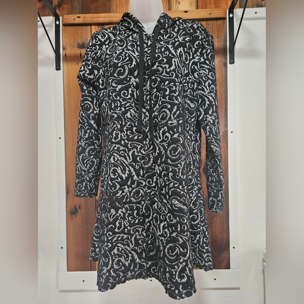 Elegant Black and White Patterned Long Sleeve Dress